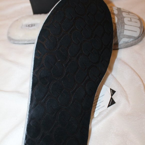 NIB UGG MEN\'S GRAPHIC BAND LOGO SCUFF‎ SLIPPERS GRAY